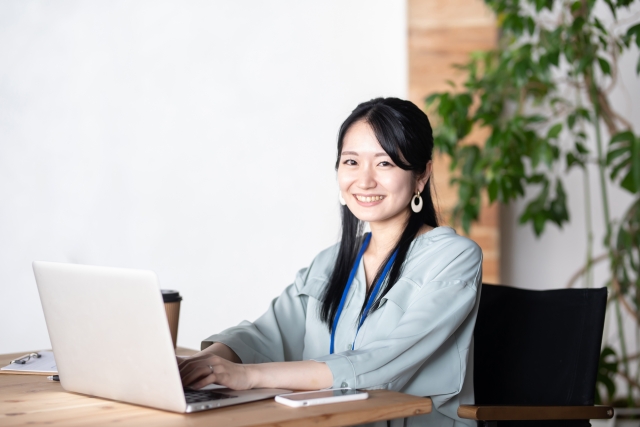 コールセンターの仕事はラクなうえに、お金が稼げるので、オススメ